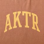 画像2: TW COLLEGE LOGO COTTON TEE ORANGE 824-010005 YM AKTR アクター Tシャツ ウエア  【MEN'S】 (2)