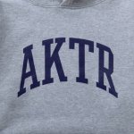 画像2: KIDS COLLEGE LOGO SWEAT PULLOVER HOODIE GRAY 224-050010 GY GS AKTR アクター パーカー アウトウエア ウエア 秋冬物 【BOY'S】 キッズ アパレル (2)